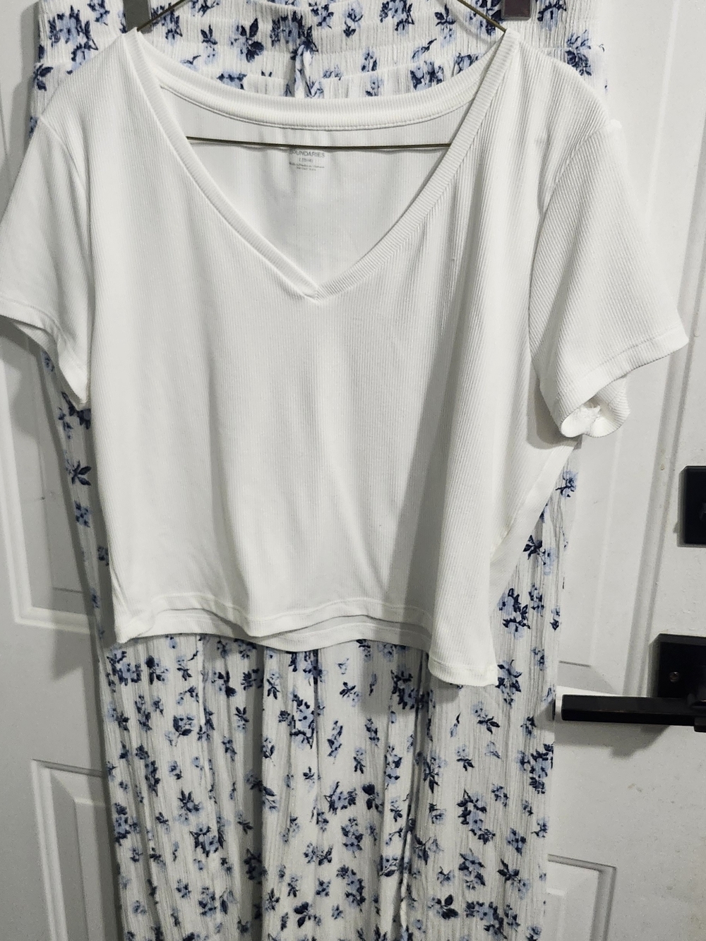 2 In 1 Outfit - White Ribbed V-Neck Cropped Top And Flowy Pants Set